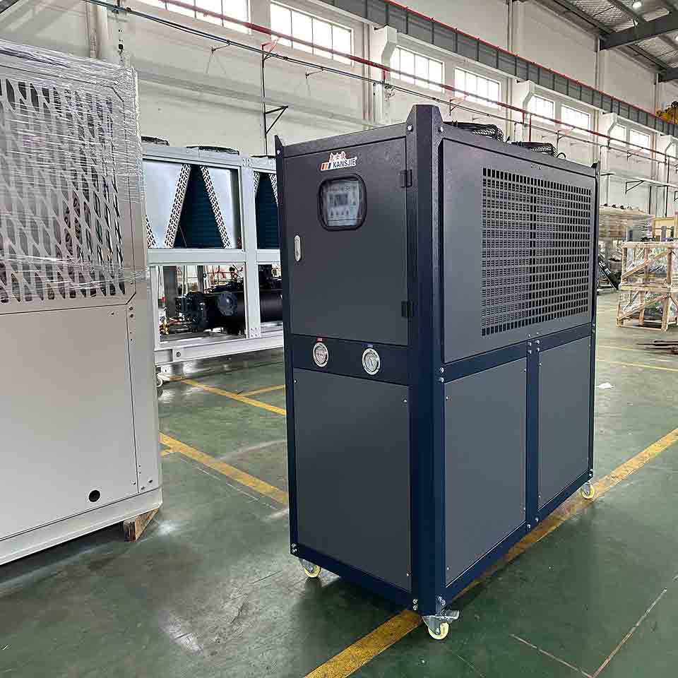 R410A冷媒風(fēng)冷式工業(yè)冷水機(jī)的優(yōu)點